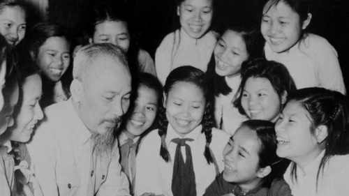 Nối dài 'trăm năm trồng người'