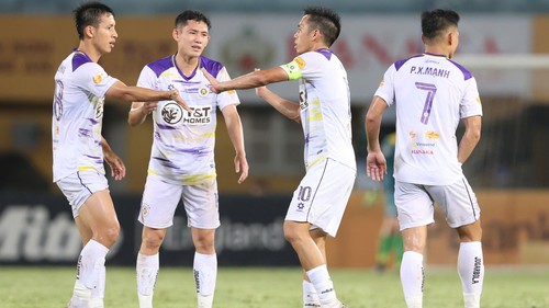 Văn Quyết tỏa sáng, Hà Nội FC đại thắng TP HCM, tiếp tục đua vô địch V-League