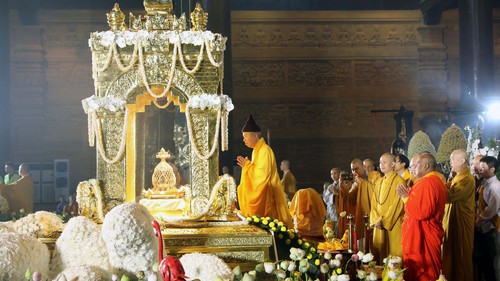 Tăng ni, phật tử và người dân đến chiêm bái xá lợi Đức Phật tại chùa Tam Chúc