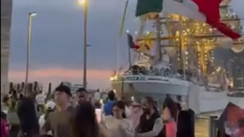 Tàu hải quân Mexico đâm vào cầu Brooklyn ở New York