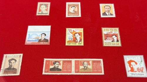 Trưng bày "Hành trình theo chân Bác qua sưu tập tem và bưu ảnh"