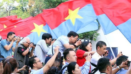 Giải thưởng Khoảnh khắc nghề báo - cuộc thi “chúng ta nói về chúng ta”