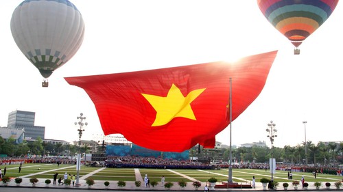 Lễ chào cờ và bay Đại kỳ Tổ quốc trên không gian Quảng trường Hồ Chí Minh