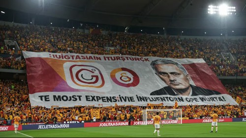 Mourinho bị CĐV đối thủ chế nhạo trong ngay vuột chức vô địch 