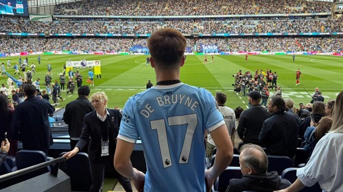 Quả bóng vàng Việt Nam đến Man City đúng ngày De Bruyne nói lời tạm biệt