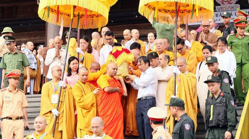 Cung tiễn xá lợi Phật Thích Ca Mâu Ni từ chùa Tam Chúc về tôn trí tại chùa Bái Đính