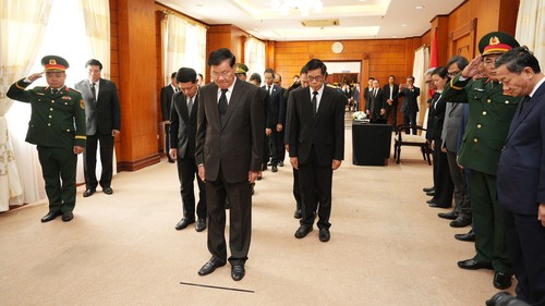 Lãnh đạo Đảng, Nhà nước Lào viếng nguyên Chủ tịch nước Trần Đức Lương