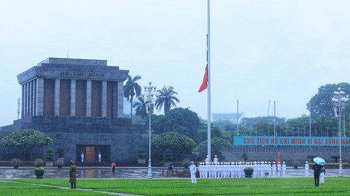 Lễ treo cờ rủ Quốc tang nguyên Chủ tịch nước Trần Đức Lương tại Quảng trường Ba Đình
