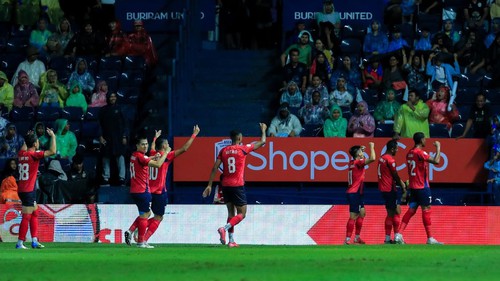 Thấy đội bóng Việt Nam dẫn trước đến phút 90 ở chung kết, CĐV Thái Lan bỏ về sớm, lỡ mất siêu phẩm bù giờ