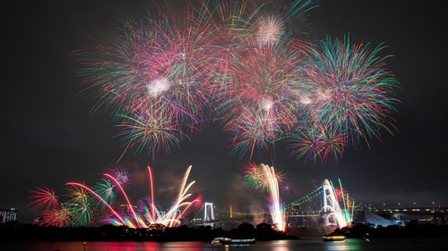 Tokyo khởi đầu mùa pháo hoa với màn trình diễn ấn tượng