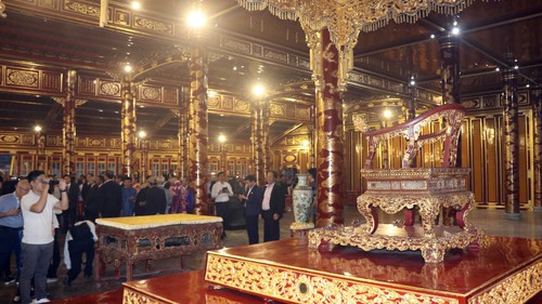 Tạm thời bảo quản ngai vàng ở Điện Thái Hòa sau khi bị hư hỏng