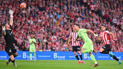 Barcelona bám víu vào Lewandowski