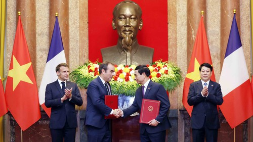 Chủ tịch nước Lương Cường và Tổng thống Pháp Emmanuel Macron chứng kiến lễ trao văn kiện hợp tác
