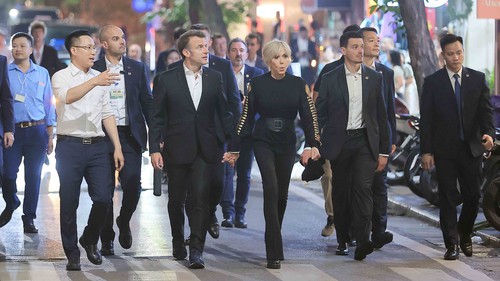 Tổng thống Pháp Emmanuel Macron và Phu nhân dạo phố cổ Hà Nội