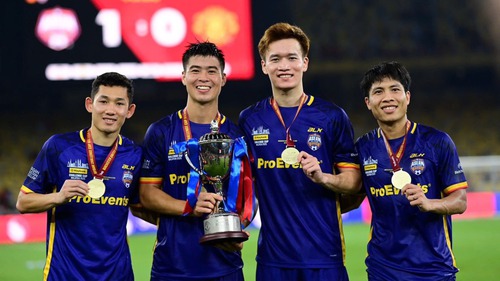Khoảnh khắc 4 tuyển thủ Việt Nam nâng cúp trước dàn sao của MU