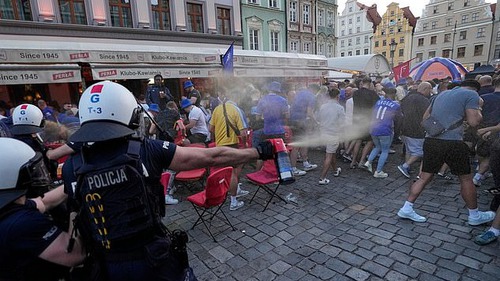 Fan Chelsea và Betis ẩu đả dữ dội trước chung kết, cảnh sát phải can thiệp bằng hơi cay