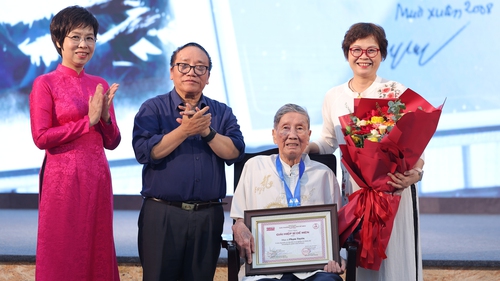 Giải thưởng Thiếu nhi Dế Mèn lần 6 - 2025: Nhạc sĩ Phạm Tuyên được vinh danh "Hiệp sĩ Dế Mèn"