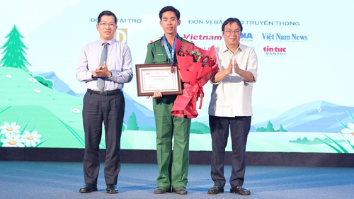 Lễ trao Giải thưởng thiếu nhi Dế Mèn lần 6 - 2025: Tác giả trẻ Lý Thăng Long - "Lựa chọn tận hiến ngòi bút cho thiếu nhi"