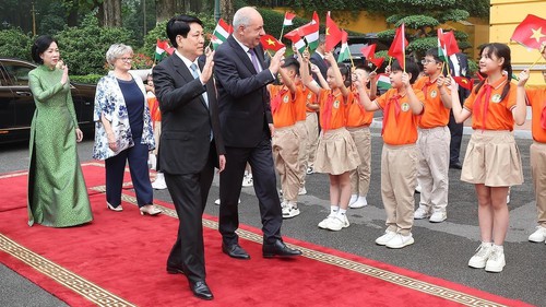 Hình ảnh Chủ tịch nước Lương Cường chủ trì lễ đón chính thức Tổng thống Hungary