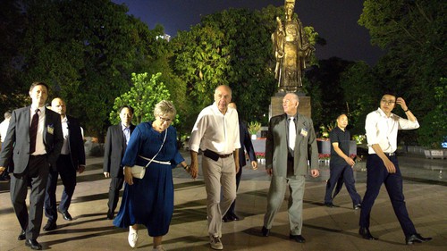 Hình ảnh Tổng thống Hungary đi dạo, ngắm cảnh hồ Hoàn Kiếm