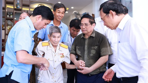 Thủ tướng Phạm Minh Chính thăm gia đình chính sách huyện Côn Đảo