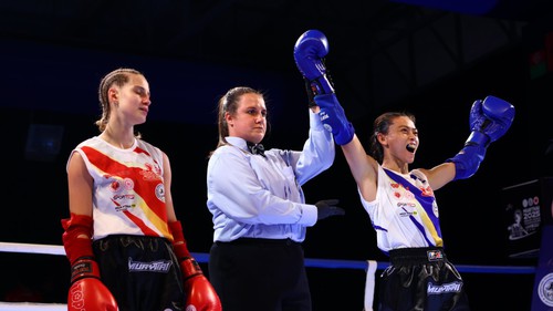 Võ sĩ Việt Nam xuất sắc vô địch thế giới sau khi thắng liên tiếp 2 đối thủ châu Âu