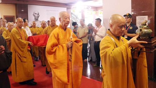 Hàng ngàn người chiêm bái xá lợi trái tim Bồ tát Thích Quảng Đức