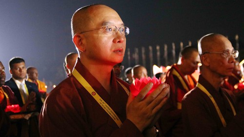 Hơn 10.000 người tham gia lễ thắp nến cầu hòa bình Đại lễ Vesak 2025
