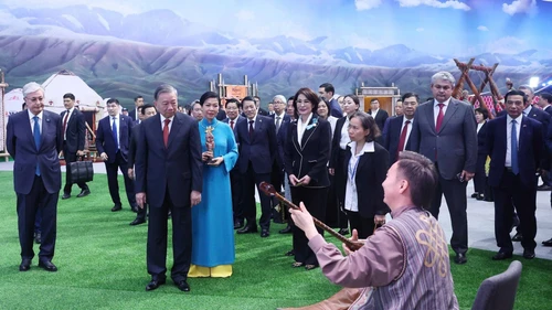 Hình ảnh: Tổng Bí thư Tô Lâm tham quan Làng Văn hoá Dân tộc Kazakhstan