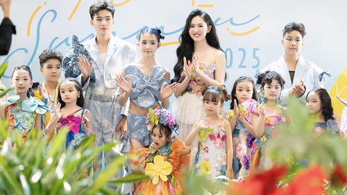 Á hậu Trúc Ny cho con gái catwalk từ sớm để tăng độ dạn dĩ