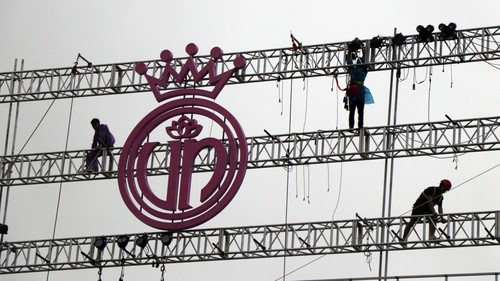 Tháo dỡ thiết bị âm thanh, ánh sáng trên sân khấu Chung kết Hoa hậu Việt Nam 2024 tại Huế do mưa lớn