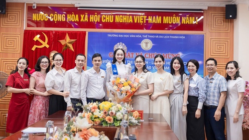 Hoa hậu Nguyễn Thị Mỹ Linh hạnh phúc trong vòng tay thầy cô ngày về trường