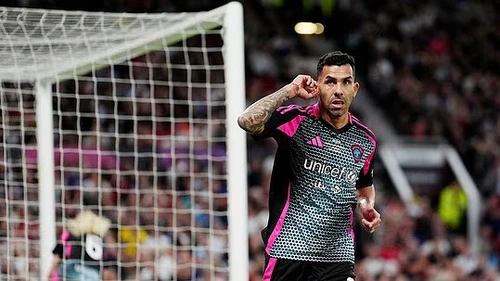 Carlos Tevez ghi 4 bàn, giúp các ngôi sao thế giới ngược dòng ngoạn mục trong ngày trở lại Old Trafford