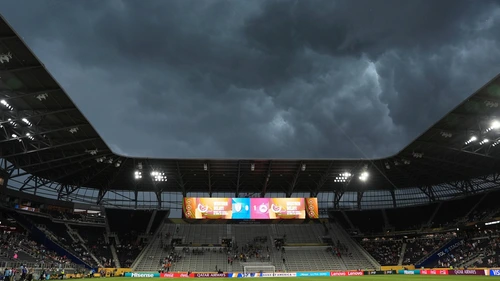 Một trận đấu tại FIFA Club World Cup 2025 bị hoãn giữa chừng do mưa bão