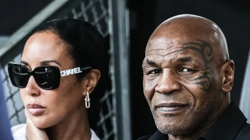Mike Tyson dạo phố với phong cách cực ngầu ở tuổi 58