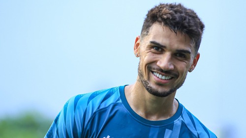 CĐV mừng khi Hendrio có thể được nhập tịch sớm