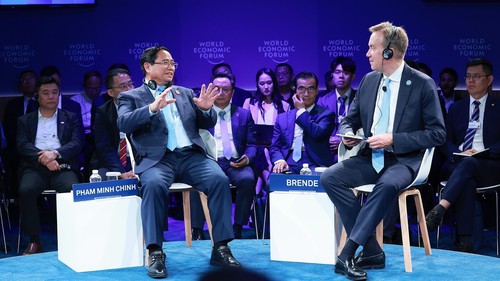Thủ tướng đối thoại chính sách với Chủ tịch kiêm Tổng giám đốc điều hành WEF