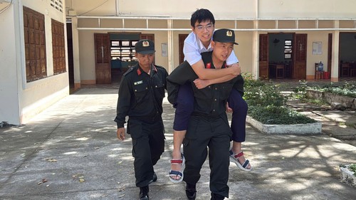 Kỳ thi tốt nghiệp THPT 2025: Kịp thời hỗ trợ thí sinh bị gãy chân