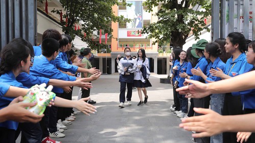 'Vùng trời quê hương nào cũng là bầu trời Tổ quốc'