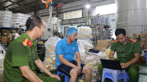 Công an Hưng Yên thông tin về việc triệt phá đường dây "dầu thực vật giả"