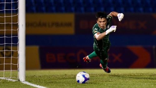 Bùi Tiến Dũng lập chiến công xuất sắc, giúp đội nhà thắng CLB của Công Phượng để trụ hạng thành công