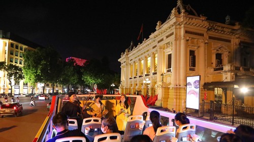 "Xẩm on the bus": Giai điệu xưa ngân vang trên phố phường Hà Nội hiện đại