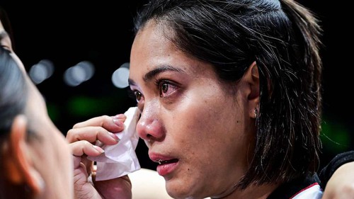 Đội trưởng ĐT bóng chuyền nữ Thái Lan bật khóc khi đội nhà thua liên tiếp, bị CĐV chỉ trích vì phong độ kém 