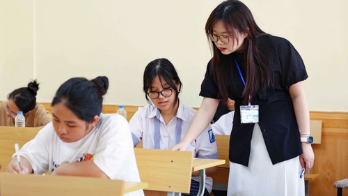 9h hôm nay (6/6), thí sinh Hà Nội làm thủ tục dự thi vào lớp 10