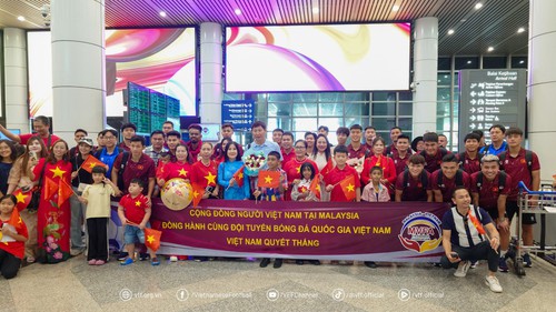 Đến Malaysia, đội tuyển Việt Nam được CĐV chào đón nồng nhiệt