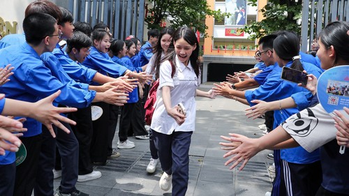 Hình ảnh đẹp về các tình nguyện viên tiếp sức mùa thi dưới tiết trời oi nóng