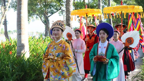 Cố đô Huế rực rỡ sắc màu cổ phục Việt