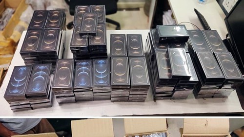 Vận chuyển lậu hàng trăm điện thoại thông minh qua đường hàng không