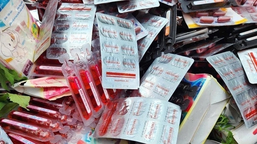 Xác định chủ số thuốc, thực phẩm chức năng bị đổ trộm ra bãi đất trống tại TP HCM