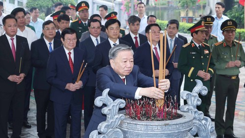 Tổng Bí thư Tô Lâm dâng hương tưởng niệm Tổng Bí thư Nguyễn Văn Linh